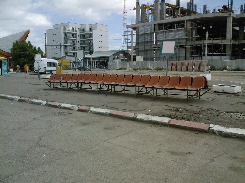 0499 - Autogara - scaune pentru asteptare (24.05.2008).jpg