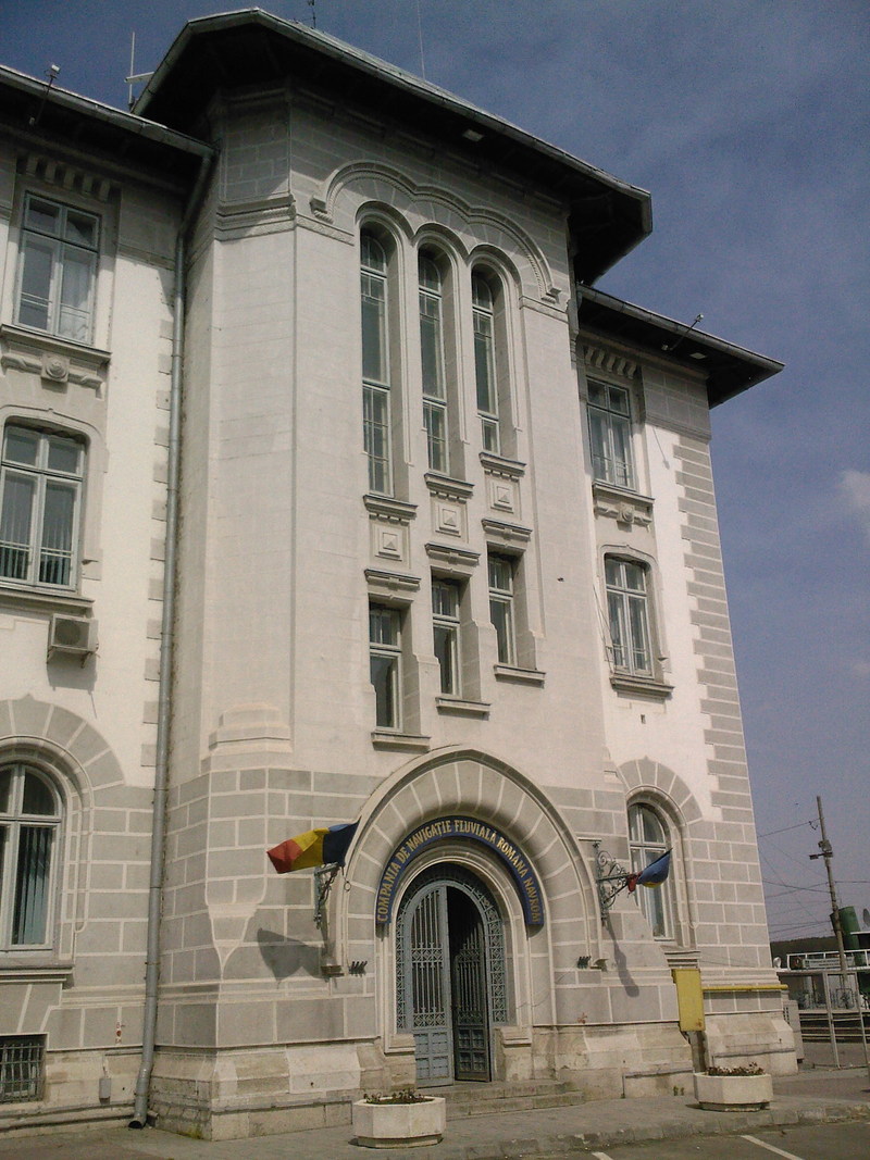 0647 - Palatul Navigatiei - intrare pentru personal(13.06.2008).jpg