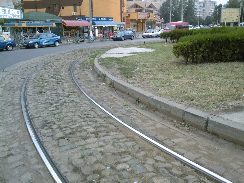 1258 - Suprafata pavata cu piatra cubica care incadreaza liniile de tramvai (15.07.2008).jpg