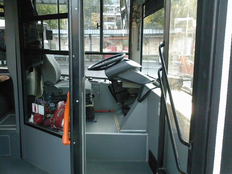 2624 - 610 cabina soferului, prim-plan (12.10.2008).jpg