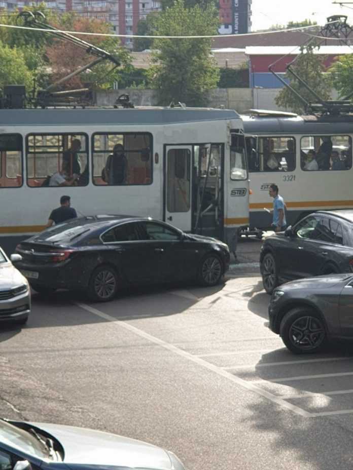 Accident-tramvai-Progresului-1-696x928.jpg