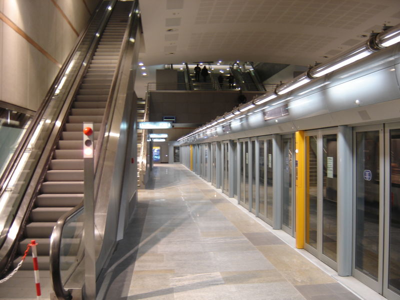 800px-Metro_Torino_station_Fermi.JPG