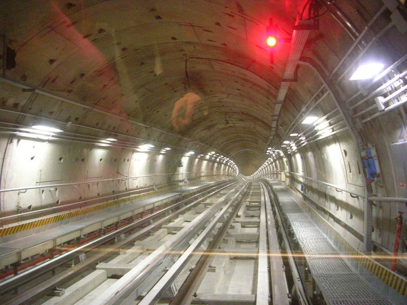 800px-Metro_Turin_Italy_Tunnel.JPG