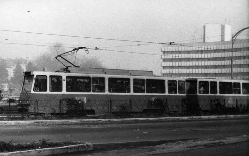 Romanian_tram,_Craiova,_1988_-_Flickr_-_sludgegulper.jpg
